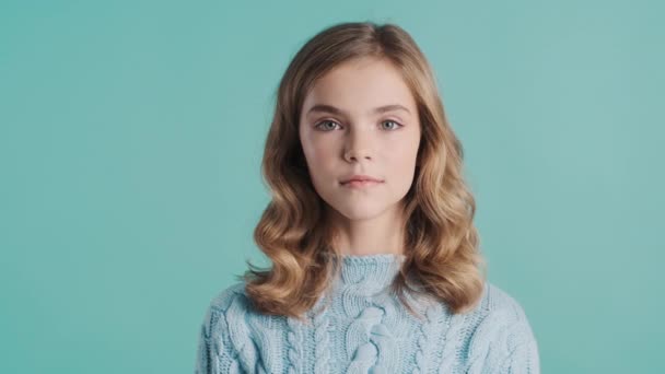 Chica Adolescente Bastante Rubia Vestida Con Suéter Acogedor Mirando Atentamente — Vídeo de stock