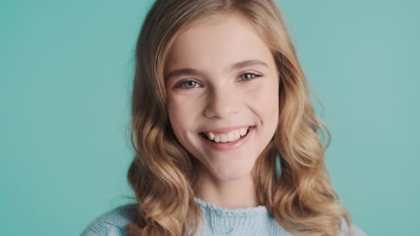 Κοντινό Πλάνο Αρκετά Θετική Ξανθιά Έφηβη Κοπέλα Κυματιστά Μαλλιά Φαίνεται — Αρχείο Βίντεο