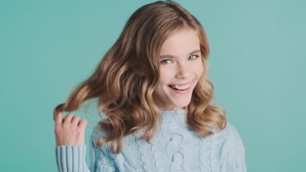 Γοητευτική Ξανθιά Έφηβη Κυματιστά Μαλλιά Που Δείχνουν Χαριτωμένα Χαμογελώντας Στην — Αρχείο Βίντεο