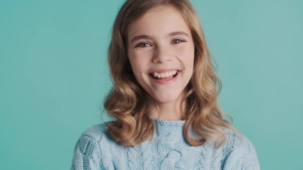 Hermosa Chica Rubia Positiva Adolescente Vestida Con Suéter Acuerdo Con — Vídeo de stock