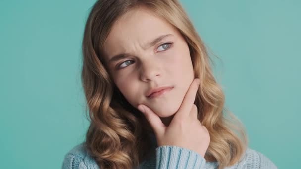 Közelíts Szőke Tinédzser Lányra Aki Állán Tartja Kezét Valami Elszigetelt — Stock videók