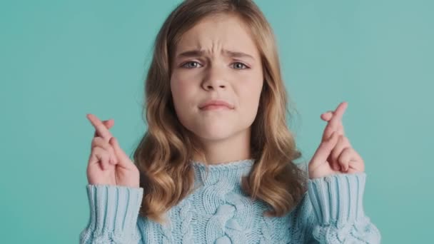Preocupado Rubia Adolescente Mantener Los Dedos Cruzados Esperanza Obtener Buenas — Vídeo de stock