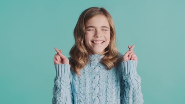 Güzel Heyecanlı Sarışın Kız Mutlu Görünüyor Parmaklarını Çapraz Tutuyor Rüyalarının — Stok video