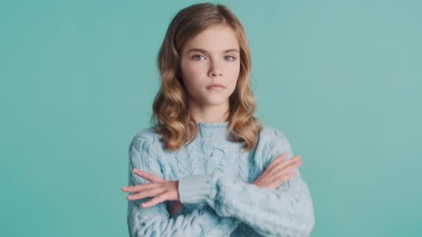 Poważny Blondynka Nastolatek Dziewczyna Utrzymanie Ramiona Złożone Obrażony Słysząc Złe — Wideo stockowe