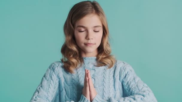 Piękny Spokojny Blondynka Nastolatek Dziewczyna Trzyma Ręce Razem Pokazując Namaste — Wideo stockowe