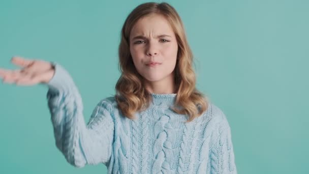 Retrato Una Adolescente Rubia Que Parece Molesta Olvídate Algo Sobre — Vídeo de stock