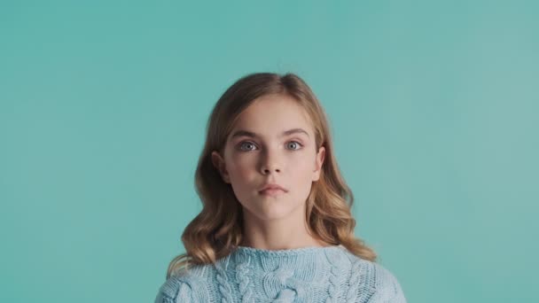ブロンドティーン女の子の肖像新しいですアイデアジェスチャーオンカメラ見て幸せな孤立した上の青の背景 — ストック動画
