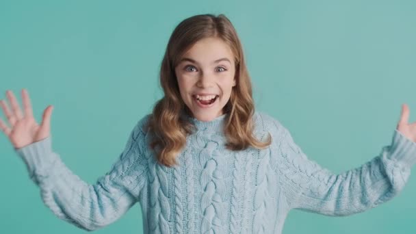 Chica Adolescente Rubia Bastante Emocionada Que Sorprendida Cámara Sintiéndose Feliz — Vídeo de stock