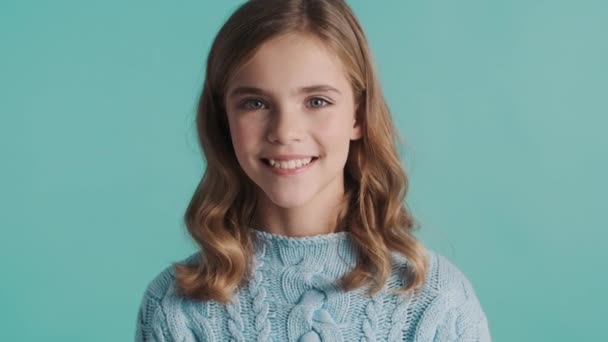 Ganska Blond Tonåring Flicka Med Vågigt Hår Ser Slugt Tänkande — Stockvideo