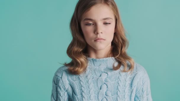 Niña Adolescente Rubia Molesta Vestida Con Suéter Sintiéndose Triste Ofensivamente — Vídeo de stock