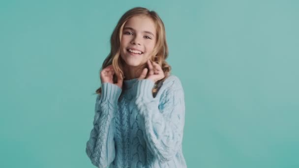 Όμορφη Ξανθιά Έφηβος Κορίτσι Αναζητούν Χαριτωμένο Πάνω Από Μπλε Φόντο — Αρχείο Βίντεο