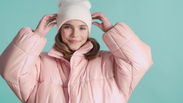 Ziemlich Niedliches Teenager Modell Rosa Daunenjacke Und Hut Glücklich Posiert — Stockvideo