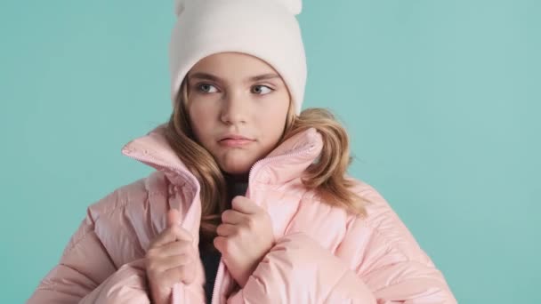 Krásná Teenager Dívka Oblečená Růžové Bundě Klobouk Pocit Chladu Přes — Stock video
