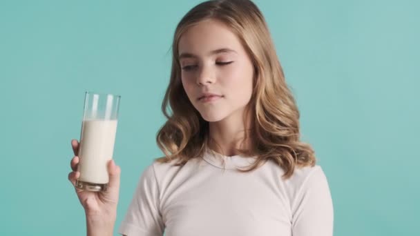Ganska Leende Blond Tonåring Flicka Ser Söt Poserar Med Glas — Stockvideo