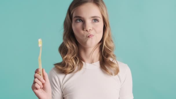 Retrato Menina Adolescente Loira Atraente Segurando Escova Dentes Sorrindo Câmera — Vídeo de Stock