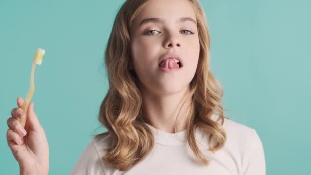 Bastante Sorrindo Menina Adolescente Loira Com Escova Dentes Verificando Limpo — Vídeo de Stock