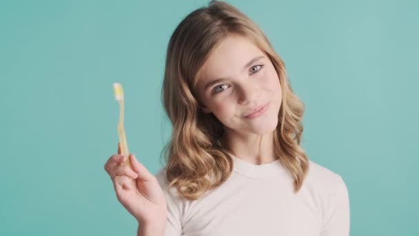 Muito Sorridente Loira Adolescente Menina Segurando Escova Dentes Pensando Olhando — Vídeo de Stock