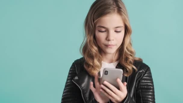Aantrekkelijk Blond Tiener Meisje Gekleed Lederen Jas Controleren Van Sociale — Stockvideo