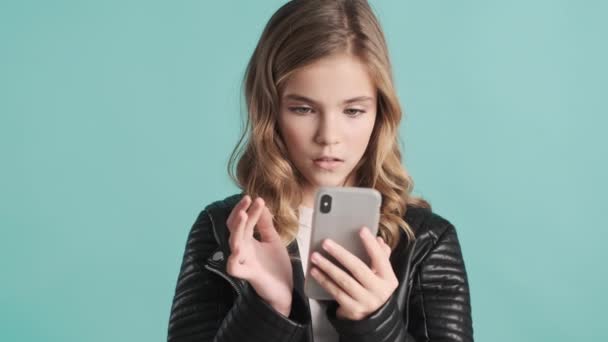 Mooi Blond Tiener Meisje Zoek Gelukkig Sms Met Vrienden Smartphone — Stockvideo