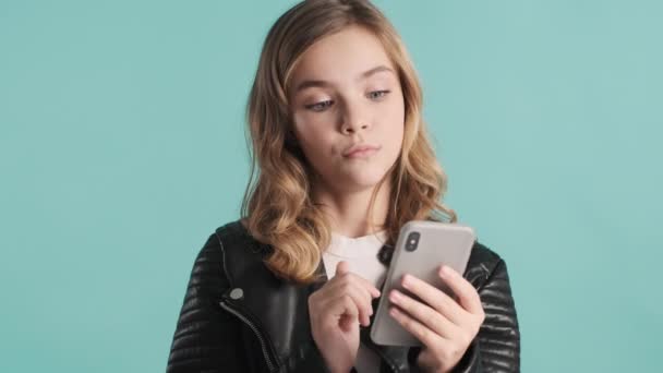 Mooi Blond Tiener Meisje Sms Met Vrienden Online Chat Smartphone — Stockvideo