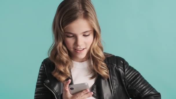 Aantrekkelijk Blond Tiener Meisje Gekleed Casual Sms Met Vrienden Online — Stockvideo