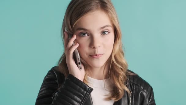 Vrij Blond Tiener Meisje Praten Telefoon Gelukkig Kijkend Camera Blauw — Stockvideo