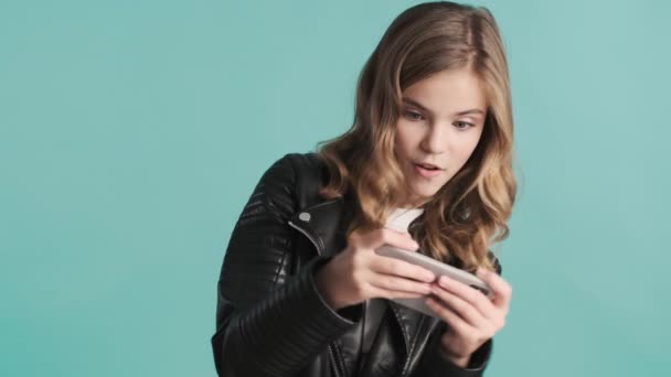 Opgewonden Blond Tiener Meisje Spelen Smartphone Wordt Geobsedeerd Door Online — Stockvideo