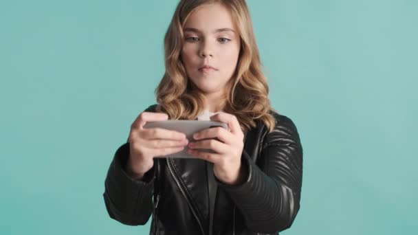 Aantrekkelijke Blonde Tiener Meisje Emotioneel Spelen Van Games Smartphone Deelnemen — Stockvideo