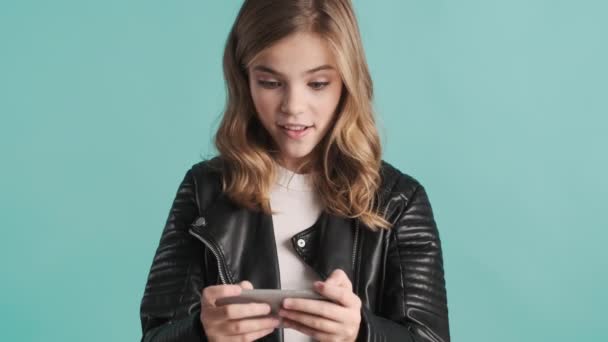 Opgewonden Mooie Blonde Tiener Meisje Emotioneel Spelen Online Games Smartphone — Stockvideo