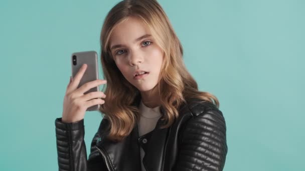 Moe Blonde Tiener Meisje Zoek Verveeld Houden Smartphone Wachten Iemand — Stockvideo