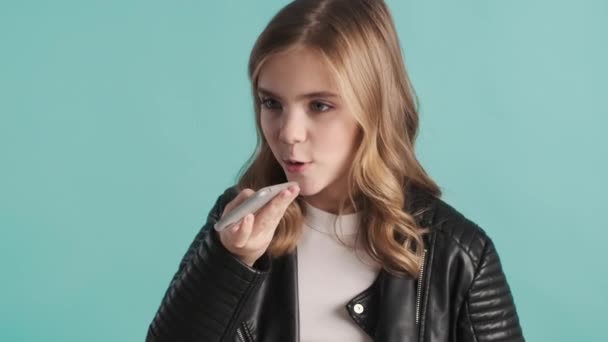 Menina Adolescente Muito Loira Gravando Mensagem Voz Para Melhor Amigo — Vídeo de Stock