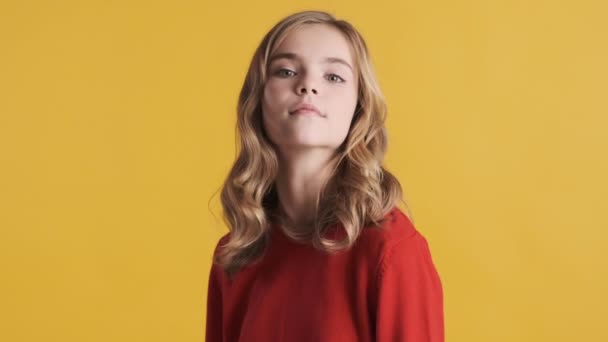 Красивая Блондинка Подросток Машет Головой Музыку Позирующую Камеру Изолированную Желтом — стоковое видео
