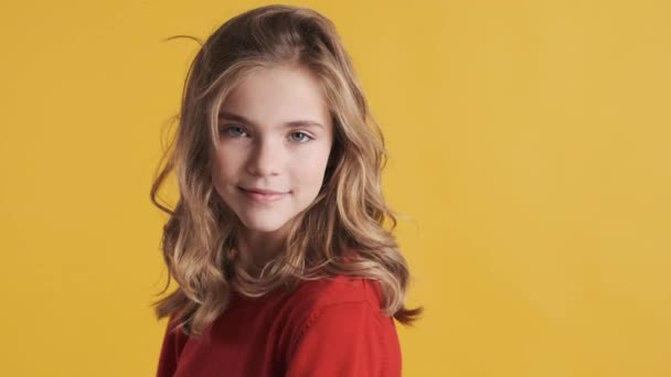 Mooi Vrolijk Blond Tiener Meisje Gekleed Rood Trui Kijken Charmant — Stockvideo