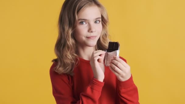 Vacker Blond Tonåring Flicka Klädd Röd Tröja Poserar Med Choklad — Stockvideo