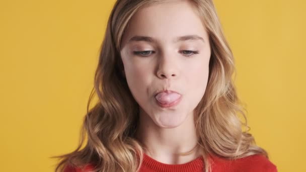 Potret Gadis Remaja Pirang Cantik Meniup Gelembung Dari Permen Karet — Stok Video