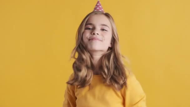 Dość Wesoły Blondynka Nastolatek Dziewczyna Strona Kapelusz Wygląda Szczęśliwy Utrzymanie — Wideo stockowe