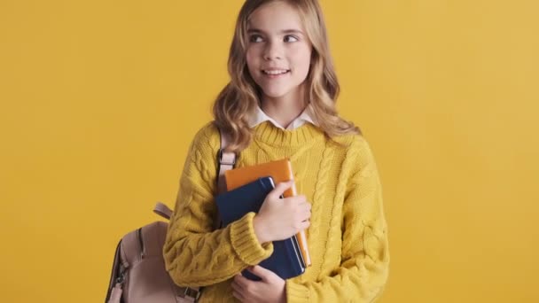 Atractiva Adolescente Rubia Estudiante Vestida Con Suéter Sonriendo Cámara Sosteniendo — Vídeo de stock