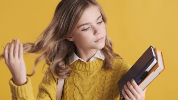 Piękna Blondynka Nastolatka Falowanymi Włosami Pozująca Przed Kamerą Notatnikami Żółtym — Wideo stockowe