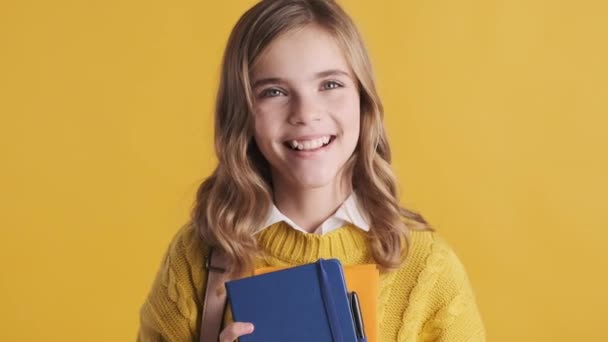 Dość Blond Nastolatek Student Dziewczyna Wygląda Szczęśliwy Pokazując Książki Kamery — Wideo stockowe