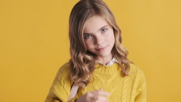 Piękne Blondynka Nastolatek Student Dziewczyna Ubrana Sweter Stojąc Książek Figlarnie — Wideo stockowe