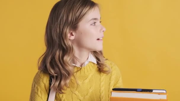 Całkiem Uśmiechnięta Blondynka Nastolatka Ubrana Żółty Sweter Wyglądająca Szczęśliwą Powodu — Wideo stockowe