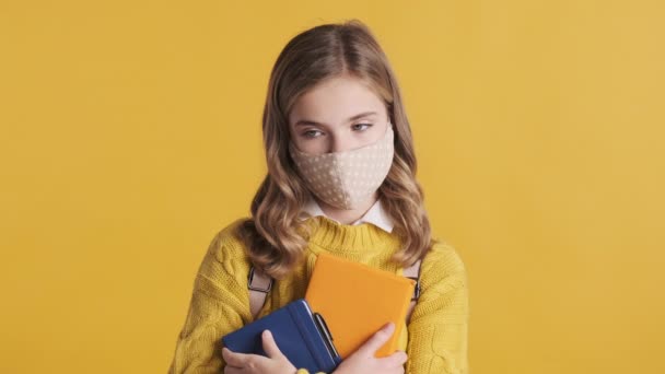 Upprörd Blond Tonåring Student Flicka Bär Skyddande Mask Stående Med — Stockvideo