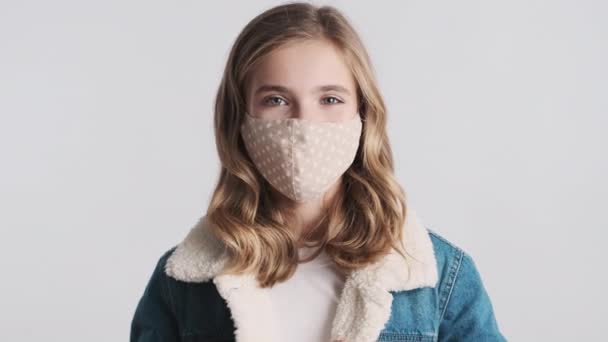 Mooi Blond Tienermeisje Met Beschermend Masker Beschermt Zichzelf Met Een — Stockvideo