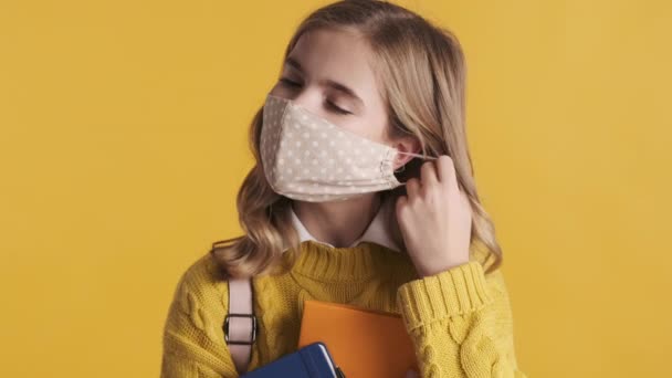 Attraktiv Blond Tonåring Student Flicka Tar Skyddande Mask Efter Studier — Stockvideo