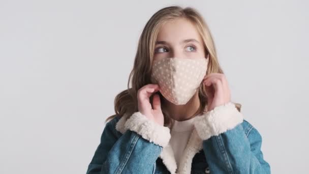 Hermosa Rubia Adolescente Quitándose Máscara Protectora Exhalando Mirando Feliz Cámara — Vídeo de stock