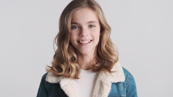 Retrato Bela Menina Adolescente Loira Olhando Elegante Feliz Sorrindo Câmera — Vídeo de Stock