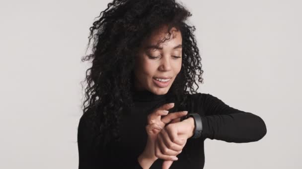 Schöne Afroamerikanerin Bekommt Benachrichtigung Auf Smartwatch Lächelnd Die Kamera Isoliert — Stockvideo