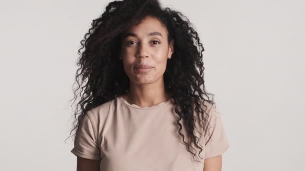 Junge Afroamerikanerin Mit Dunklen Flauschigen Haaren Die Daumen Hoch Hält — Stockvideo