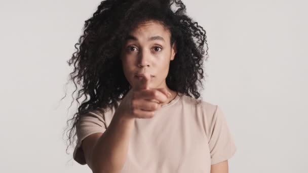 Attraktive Afroamerikanerin Zeigt Mit Erhobenem Zeigefinger Geradeaus Auf Weißen Hintergrund — Stockvideo