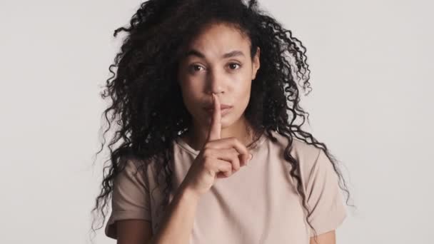 Молода Афроамериканська Жінка Яка Тримає Вперед Палець Над Губами Упевненістю — стокове відео